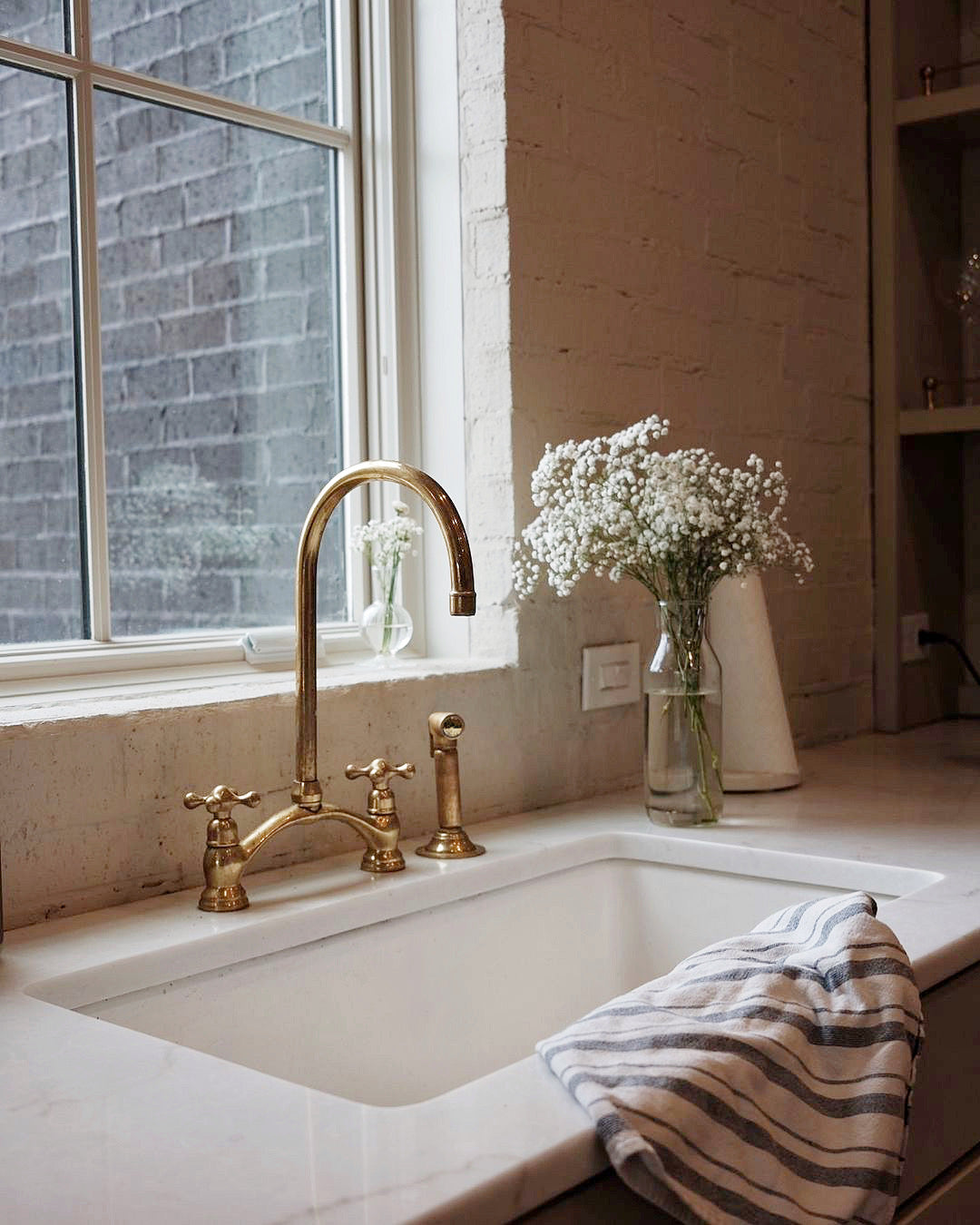 Brass V-Style Bridge Kitchen Faucet, Arched Brass Tap