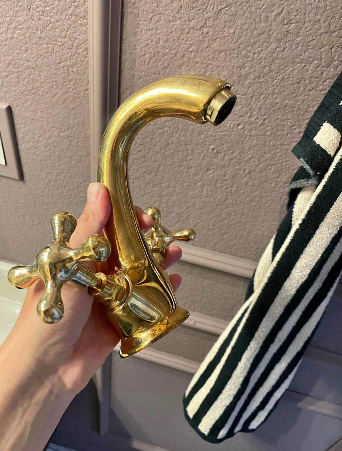 Unlacquered Brass Single-Hole Bathroom Faucet,Single hole design.